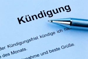 Empfangsbedürftige Willenserklärung: Beispiele sind Kündigungen und Verträge.